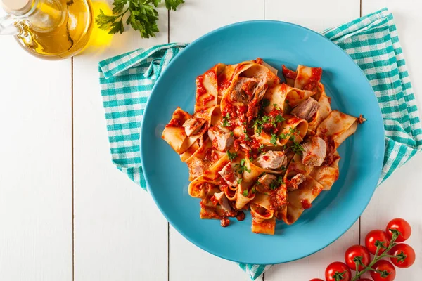 Pappardelle Těstoviny Tuňákem Rajčatové Omáčce Servírováno Modrém Talíři Pozadí Bílá — Stock fotografie