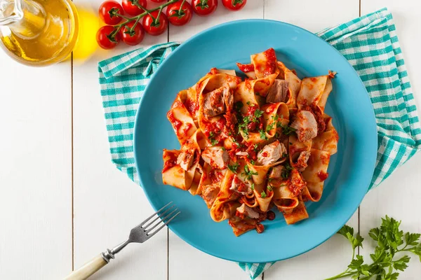 Domates Soslu Ton Balıklı Pappardelle Makarna Mavi Tabakta Servis Edilmiş — Stok fotoğraf