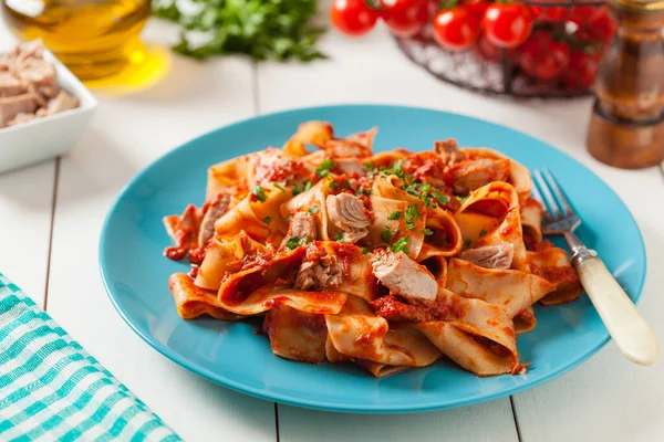 Pappardelle Pasta Con Atún Salsa Tomate Servido Plato Azul Tableros — Foto de Stock