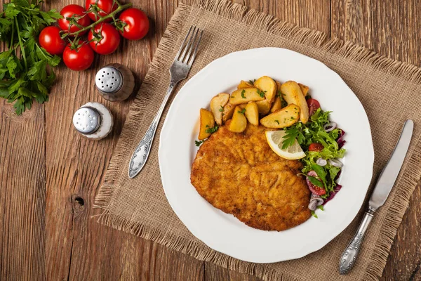 Chicken Schnitzel Served Roasted Potatoes Salad Top View Natural Wooden — Stock Photo, Image