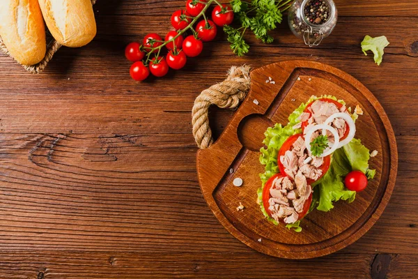 Delizioso Panino Tonno Servito Con Lattuga Pomodoro Cipolla Legno Naturale — Foto Stock