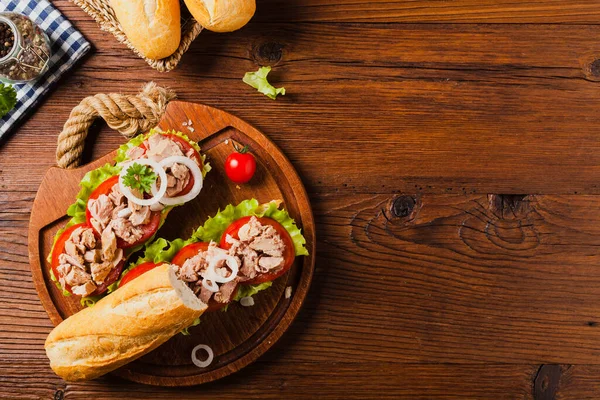 Delizioso Panino Tonno Servito Con Lattuga Pomodoro Cipolla Legno Naturale — Foto Stock