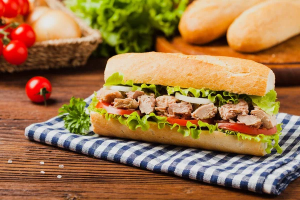 Délicieux Sandwich Thon Servi Avec Laitue Tomate Oignon Bois Naturel — Photo