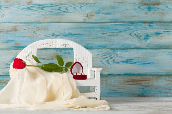 Valentijnsdag Rose Een Bankje Blauwe Houten Ondergrond — Stockfoto