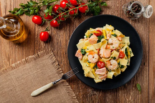 Fettuccini Italiano Tradicional Com Salmão Camarão Espinafre Fundo Placa Madeira — Fotografia de Stock