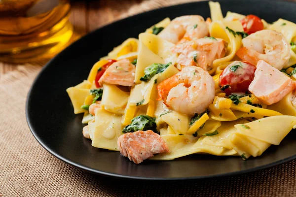 Tradicional Fettuccini Italiano Con Salmón Camarones Espinacas Fondo Tablero Madera —  Fotos de Stock