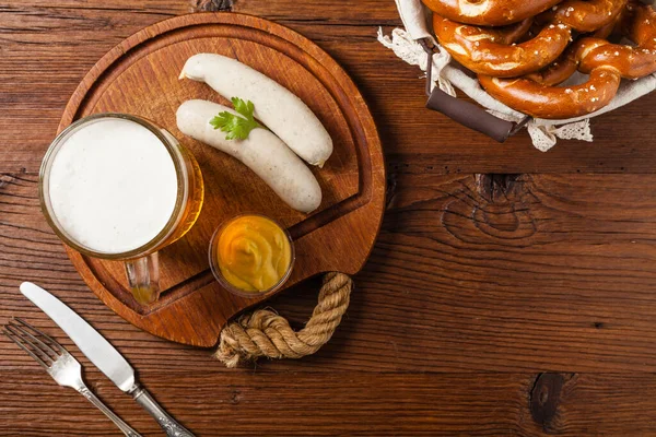 Embutidos Blancos Hervidos Servidos Con Cerveza Pretzels Perfecto Para Octoberfest — Foto de Stock