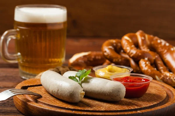Boiled White Sausages Served Beer Pretzels Perfect Octoberfest Natural Wooden — Stock Photo, Image