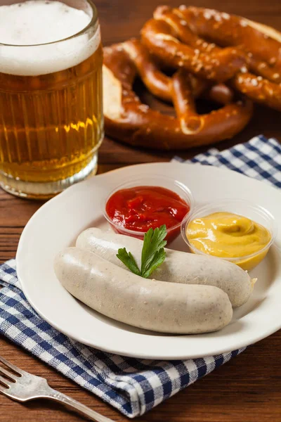 Vařené Bílé Klobásy Podávané Pivem Preclíky Perfektní Pro Octoberfest Přírodní — Stock fotografie