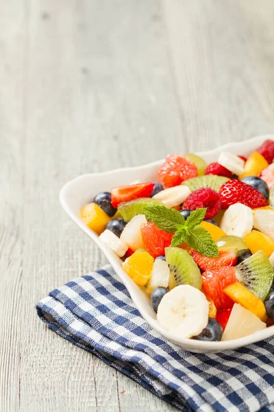 Deliciosa Ensalada Frutas Con Fruta Fresca Mesa Madera Gris Fondo —  Fotos de Stock