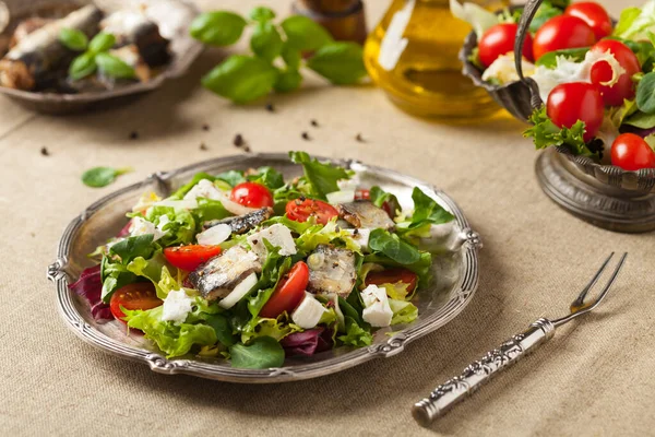 Una Deliciosa Ensalada Con Sardinas Queso Feta Vista Frontal —  Fotos de Stock