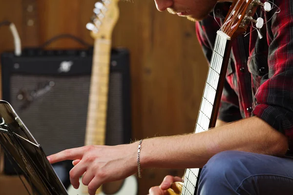 Joven Tocando Guitarra Acústica — Foto de Stock