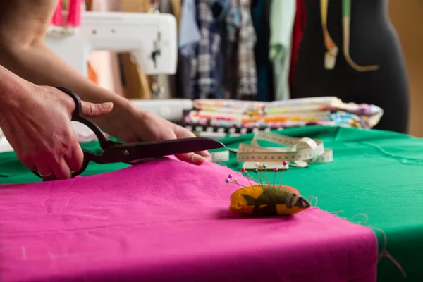 Naaiatelier Maak Naaideken Klaar Materiaal Wegknippen Naad Gesneden Patroon Naaien — Stockfoto