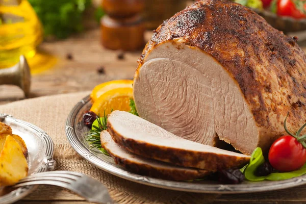 Gebakken Ham Geserveerd Een Oud Bord Natuurlijke Houten Achtergrond Vooraanzicht — Stockfoto