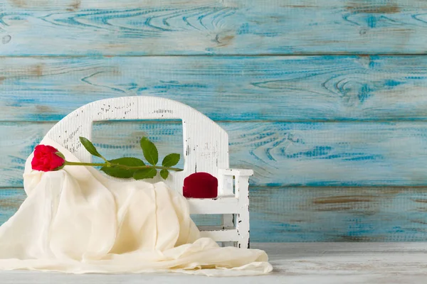 Valentýn Rose Lavičce Modrém Dřevěném Pozadí — Stock fotografie