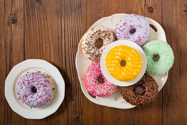 Bunte Donuts Auf Einem Hölzernen Hintergrund Ansicht Von Oben — Stockfoto