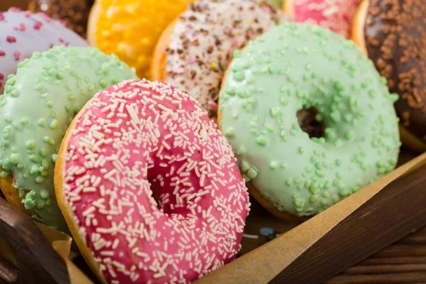 Bunte Donuts Auf Einem Hölzernen Hintergrund Frontansicht — Stockfoto