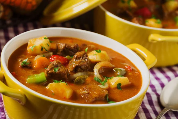 Estofado Carne Servida Con Papas Cocidas Una Olla Amarilla Sobre — Foto de Stock