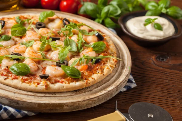 Pizza Con Gamberetti Vista Frontale Pannello Legno Sfondo — Foto Stock