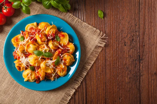 Läcker Tortellini Med Kött Tomatsås Beströdd Med Parmesanost Och Basilika — Stockfoto