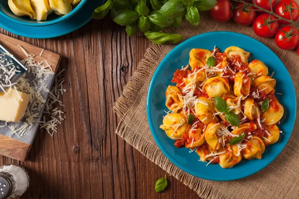 Deliciosos Tortellini Con Carne Salsa Tomate Espolvoreado Con Queso Parmesano — Foto de Stock