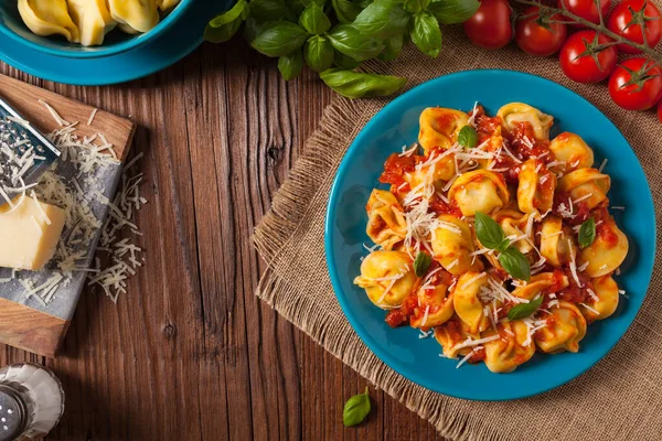 Lahodné Tortellini Masem Rajčatové Omáčce Sypané Parmezánem Bazalkou Horní Pohled — Stock fotografie