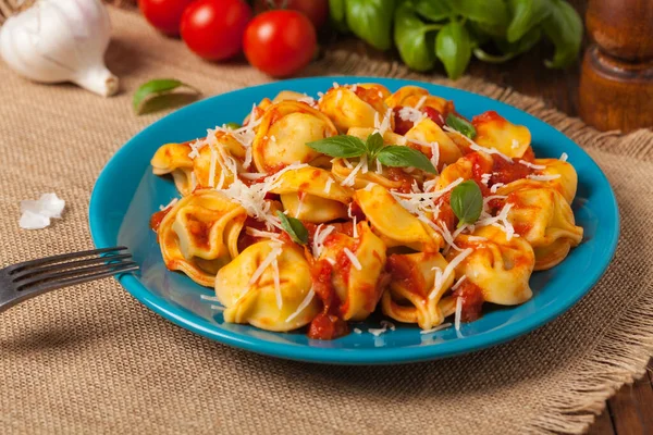 Lahodné Tortellini Masem Rajčatové Omáčce Sypané Parmezánem Bazalkou Pohled Zepředu — Stock fotografie