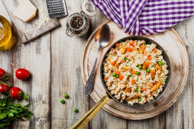 Tavuklu ve bezelyeli risotto. Üst görünüm.