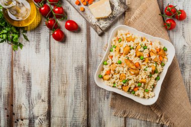 Tavuklu ve bezelyeli risotto. Üst görünüm.