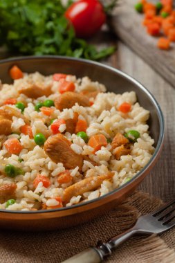 Tavuklu ve bezelyeli risotto. Ön görünüm.