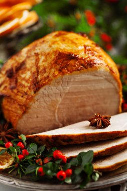 Noel pastırması, eski tabakta servis edilir. Etrafı çalı çırpı dolu. Ön görünüm.