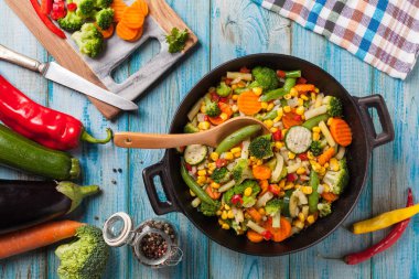 Tavada kızartılmış sebze karışımı. Üst görünüm.