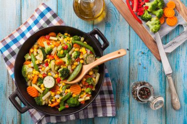 Tavada kızartılmış sebze karışımı. Üst görünüm.