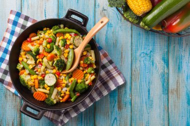 Tavada kızartılmış sebze karışımı. Üst görünüm.