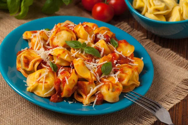 Delicious Tortellini Meat Tomato Sauce Sprinkled Parmesan Cheese Basil Front — Stock Photo, Image