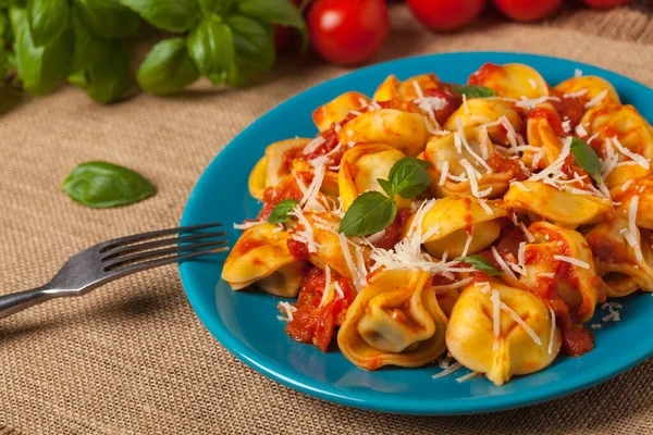 Domates Soslu Leziz Tortellini Üzerine Parmesan Peyniri Fesleğen Serpiştirilmiş Görünüm — Stok fotoğraf