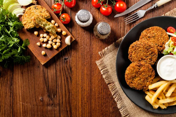 Servering Falafel Och Chips Serveras Svart Tallrik Med Sås Högst — Stockfoto