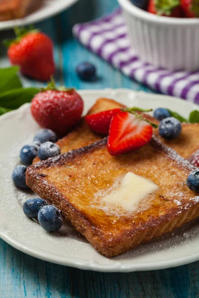 Traditionell Läcker Söt Fransk Toast Med Frukt Och Smör — Stockfoto