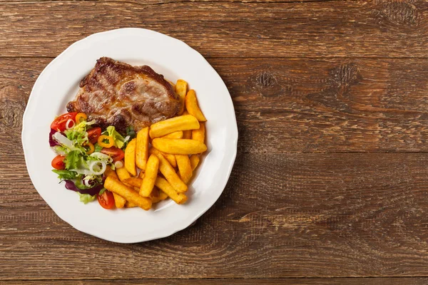 Grelhado Pescoço Porco Servido Com Batatas Fritas Salada Vista Superior — Fotografia de Stock