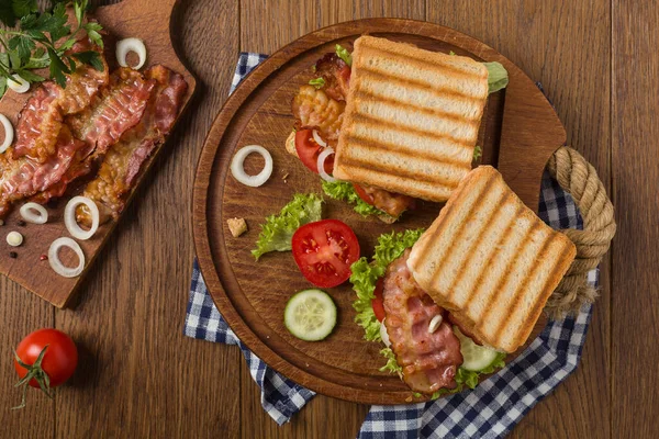 Rostad Smörgås Med Bacon Tomat Gurka Och Sallad Ovanifrån — Stockfoto