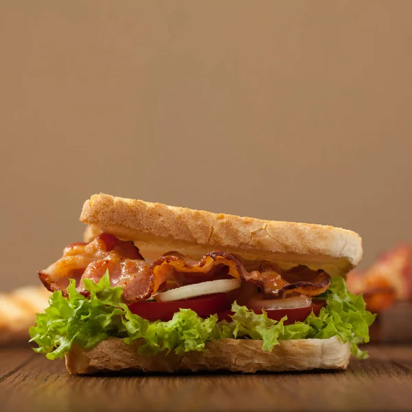 Rostad Smörgås Med Bacon Tomat Gurka Och Sallad — Stockfoto