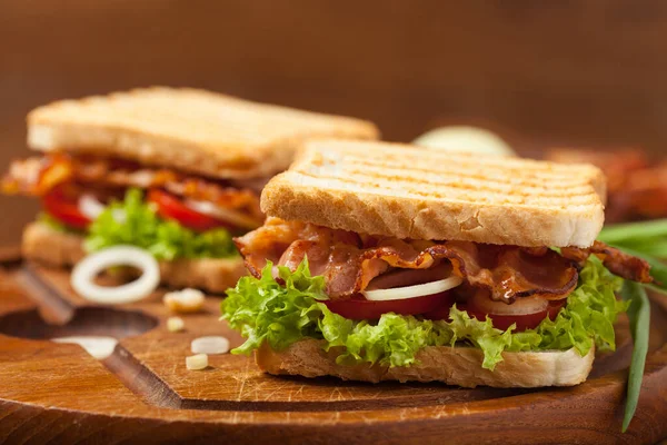 Rostad Smörgås Med Bacon Tomat Gurka Och Sallad Framifrån — Stockfoto