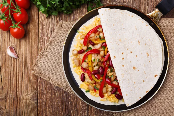 Vragenlijst Met Kip Geserveerd Met Guacamole Salsasaus — Stockfoto