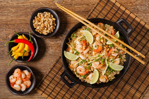 Gebakken Rijst Met Garnalen Het Thais Voorbereid Wok Bovenaanzicht — Stockfoto