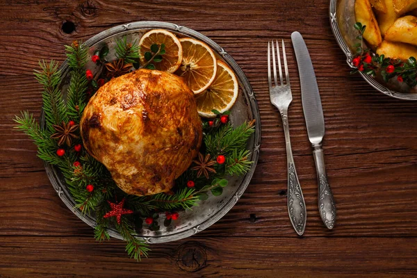 Weihnachtsgebackener Schinken Serviert Auf Dem Alten Teller Rundherum Fichtenzweige Ansicht — Stockfoto