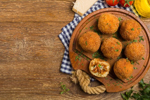 Clasic Arancini Italian Bile Orez Carne Tocată Privire Sus — Fotografie, imagine de stoc