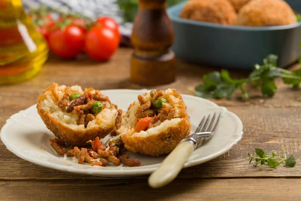 Klassisch Italienisch Arancini Reisbällchen Mit Hackfleisch Frontansicht — Stockfoto