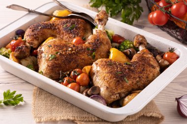 Kızartma tavasında sebzelerle pişirilmiş tavuk budu. Soslu ve patatesli..