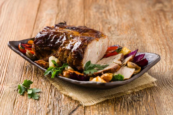 Kızarmış domuz boynu. Ahşap arka plan. Sos ve fırında patates ile servis edilir. Uzun bir süre pişirildi..