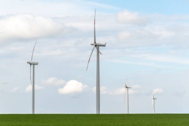 Yel değirmenleri kolza alanında büyük görünüm